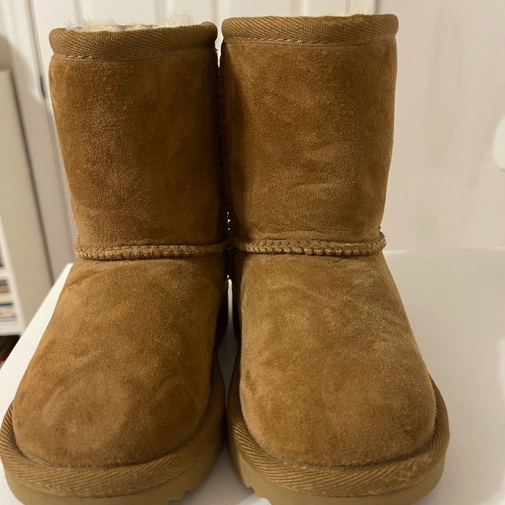 EUC Toddler Ugg boots size 7.